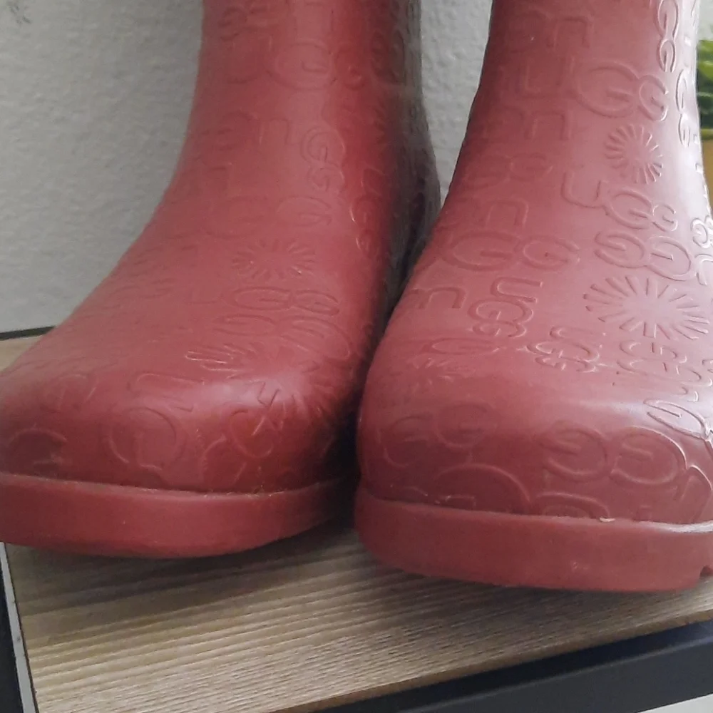 UGG rainboots